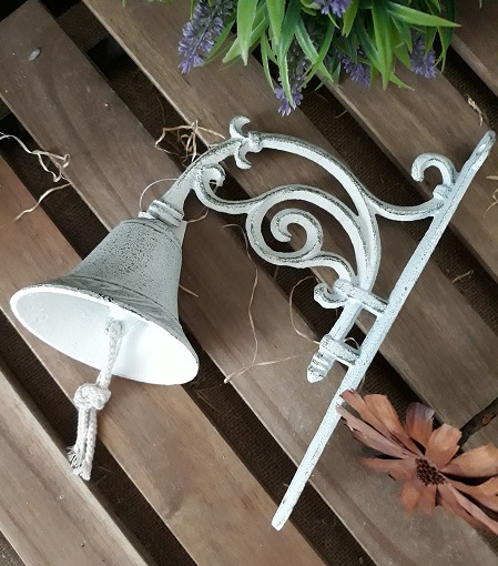 Liatinový zvon, biely