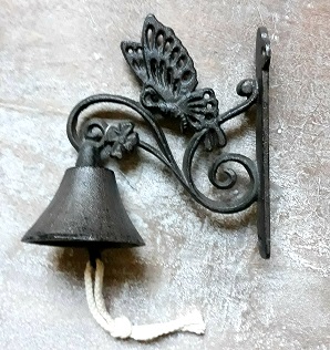 Liatinový zvon s motýlikom