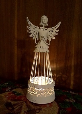 Kovový anjel s bielou patinou na sviečku, 29 cm