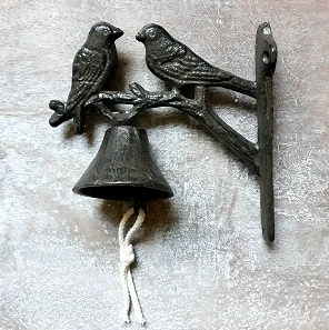 Liatinový zvon s vtáčikmi