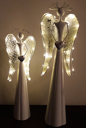 Kovový anjel so svietiacimi kridlami