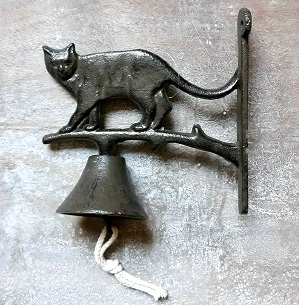 Liatinový zvonec s mačkou